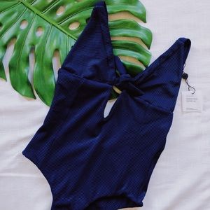 BENOA 1PC MAKE AN OFFER